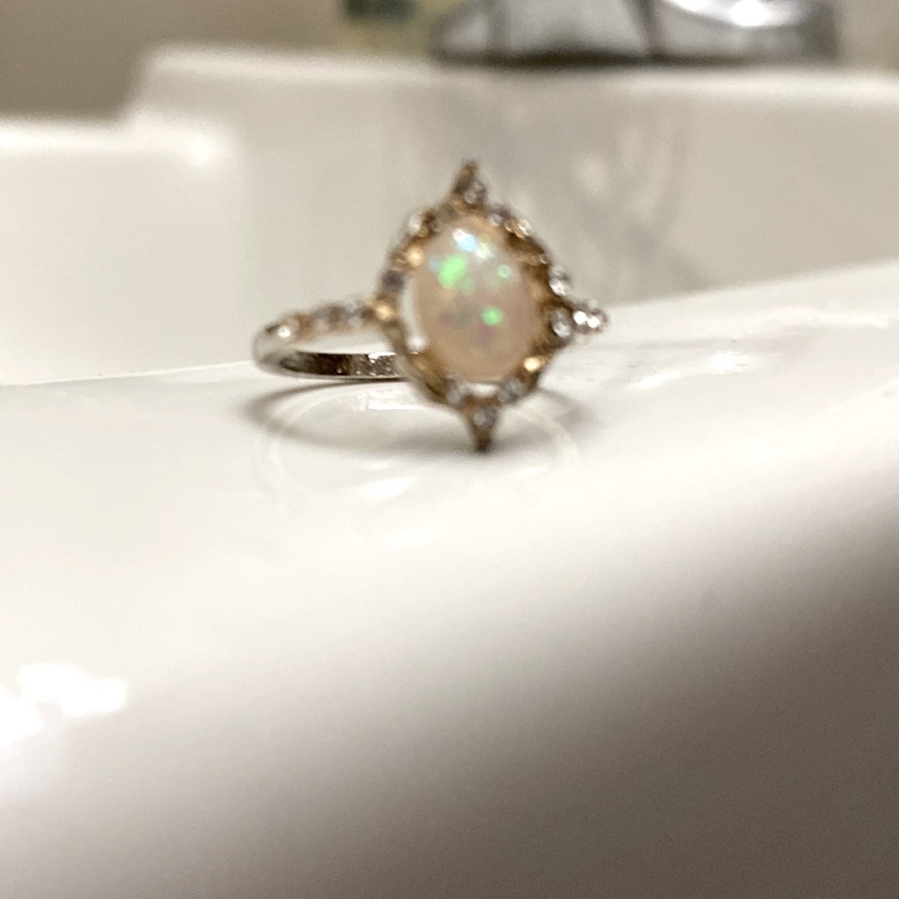I’m selling a beautiful ring that would look good for u and I’m saving up!